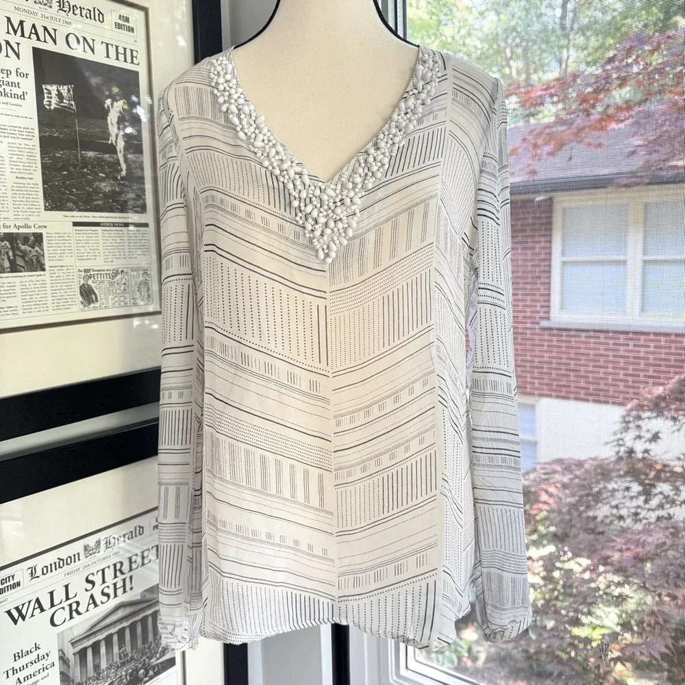 Banana Republic White Silk Blouse Navy Pattern Beaded V-Neck Size Medium - Picture 3 of 15